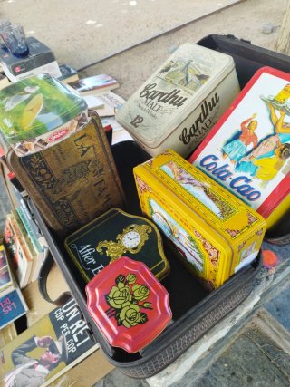 Lote de latas antiguas y otros objetos