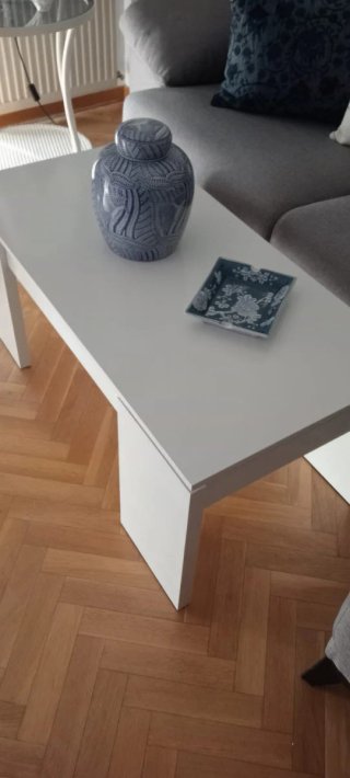 Mesa de centro blanca con jarrón y plato