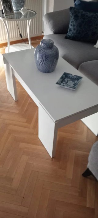 Mesa de centro blanca con jarrón y plato