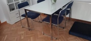 Mesa de centro blanca con jarrón y plato