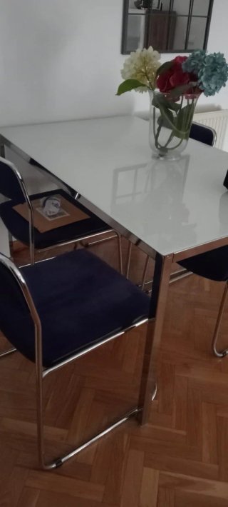 Mesa de centro blanca con jarrón y plato