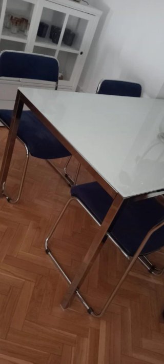 Mesa de centro blanca con jarrón y plato