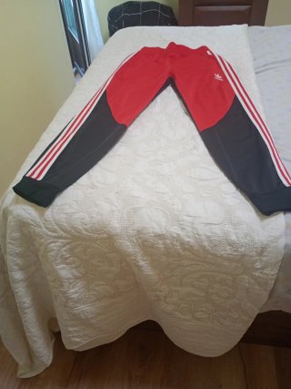 Pantalón de chándal Adidas rojo y negro