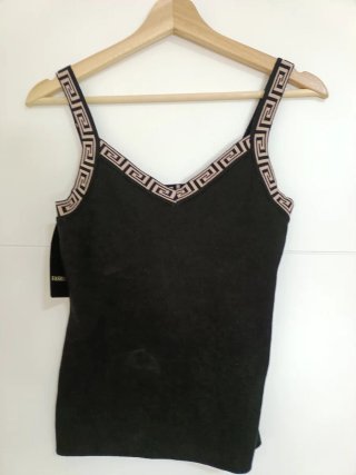 Camiseta de tirantes negra con detalle