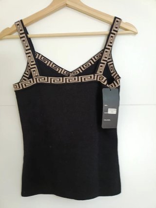 Camiseta de tirantes negra con detalle