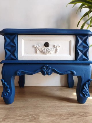 Mesita restaurada azul y blanca