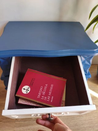 Mesita restaurada azul y blanca