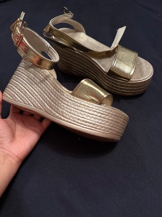 Sandalias doradas cuña talla 35