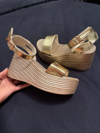 Sandalias doradas cuña talla 35