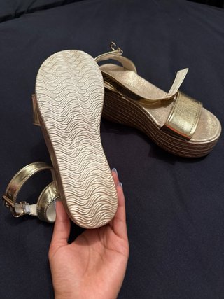 Sandalias doradas cuña talla 35