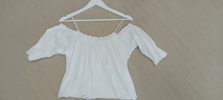 Blusa blanca con tirantes y encaje