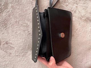 Bolso negro con tachuelas