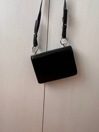 Bolso negro con tachuelas