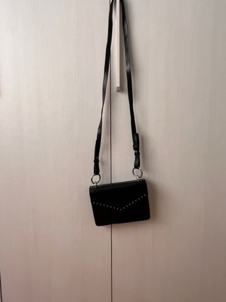 Bolso negro con tachuelas