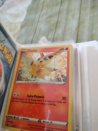 Mini Álbum Cinderace Oficial + 30 Cartas Pokémon