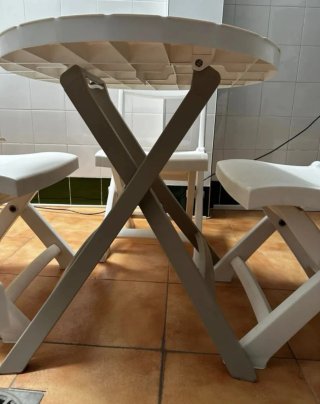 Mesa y 4 sillas plegables blancas