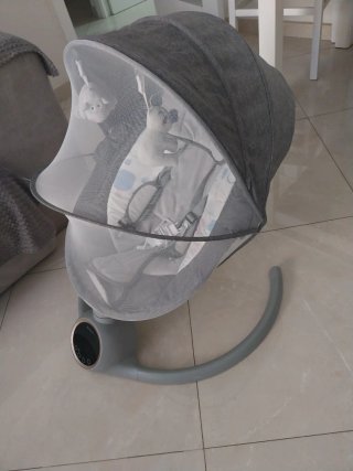 Mecedora bebé gris con mosquitera