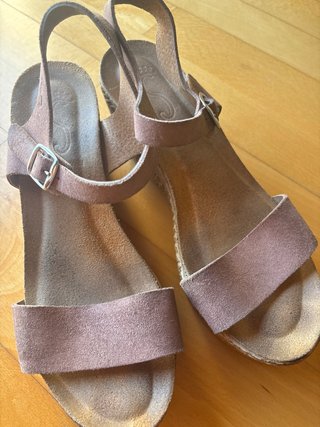 Sandalias de plataforma beige y rosa