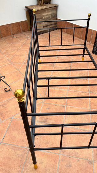 Estructura Cama Diván Metálica Negra y Dorada
