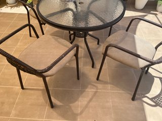 Mesa y 4 sillas de jardín