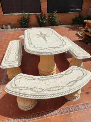Mesa y bancos piedra jardín