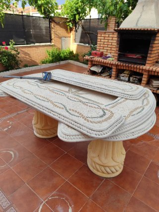 Mesa y bancos piedra jardín