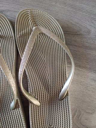 Sandalias doradas mujer