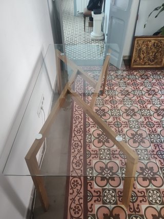 Tavolo da pranzo in vetro e acciaio, effetto legno
