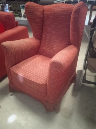 Sillón orejero rojo de tela