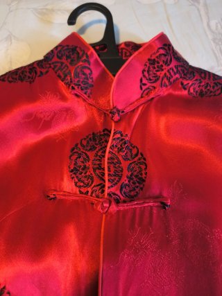 Vestido rojo estilo japonés con estampado
