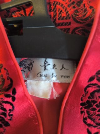 Vestido rojo estilo japonés con estampado