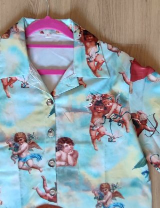 Camisa con estampado de ángeles