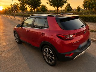 KIA STONIC 2018 ROJO/NEGRO