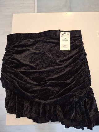 Falda Zara negra con volantes