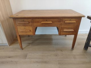 Escritorio clásico de madera