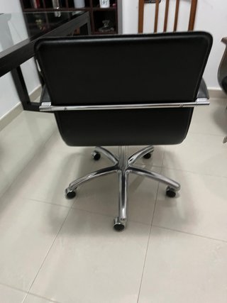 Mesa cristal y silla giratoria despacho