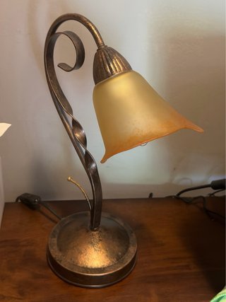 Lámpara de mesa dorada y transparente