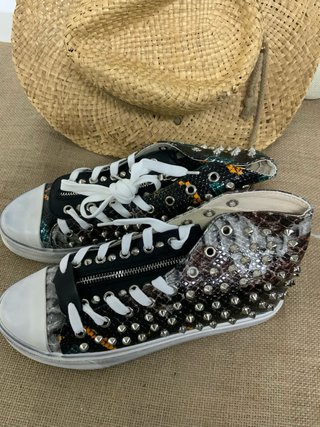 Zapatillas altas con tachuelas y cremallera