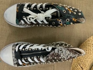 Zapatillas altas con tachuelas y cremallera