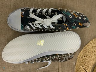 Zapatillas altas con tachuelas y cremallera