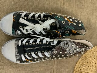 Zapatillas altas con tachuelas y cremallera