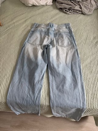 Pantalones vaqueros anchos desgastados