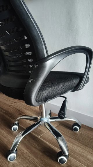 Silla de oficina ergonómica negra