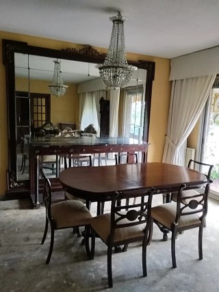 Espejo grande con marco de madera y detalles dorad