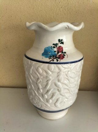 Jarrón de cerámica blanco con flores