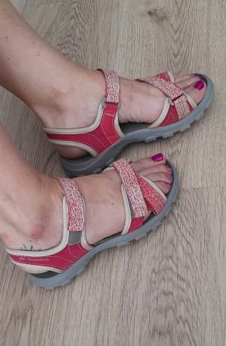 Sandalias de verano grises y rojas