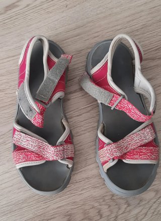 Sandalias de verano grises y rojas