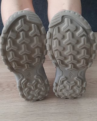 Sandalias de verano grises y rojas