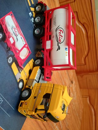 Camión MAN TGX 1:43 Salvat
