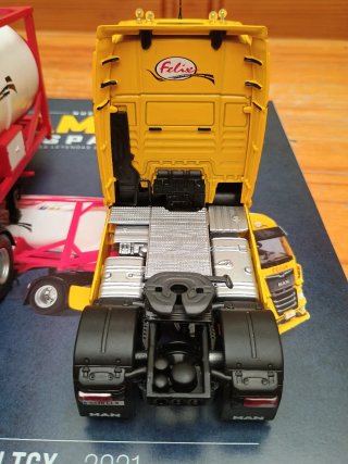Camión MAN TGX 1:43 Salvat